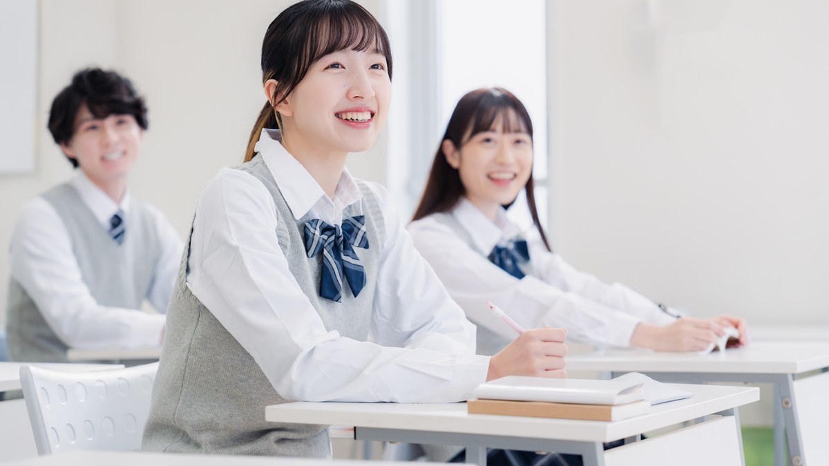 教室でノートを広げる生徒たち