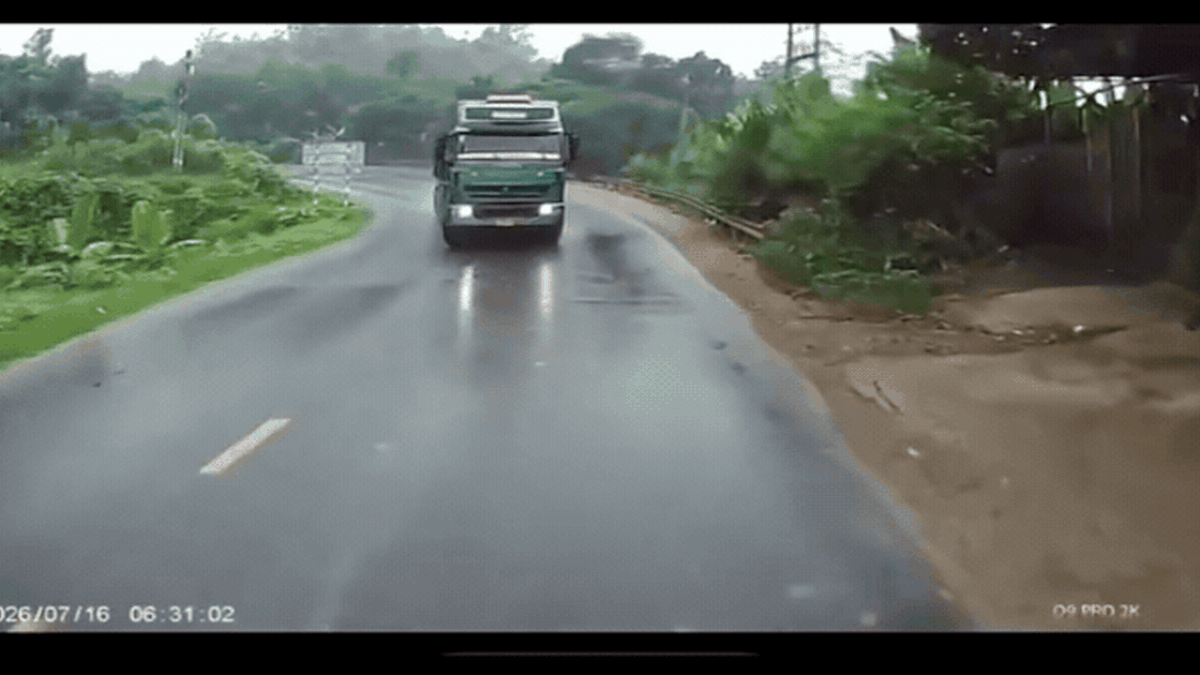 Video vụ xe đầu kéo lấn làn gây tai nạn ở Thái Nguyên khiến 11 người bị thương - Báo Sức Khỏe &amp; Đời Sống
