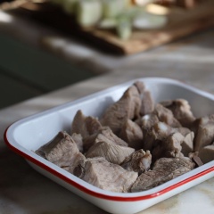 Sườn heo mua về chặt thành những miếng nhỏ, ngâm nước lạnh khoảng 1 tiếng đồng hồ để loại bỏ mỡ thừa. Sau đó vớt ra rửa sạch. Cho sườn heo vào nồi, thêm nước xâm xấp mặt, cho vào phần xanh hành lá 5 tép tỏi, 3 lá nguyệt quế và 10 trái ớt khô, luộc chín sườn rồi vớt ra để ráo nước.