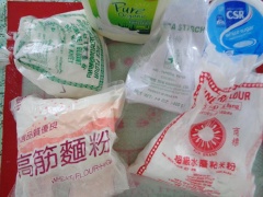 Đánh tan 150g kem phô mai với 50g đường rồi cho 100g kem whipping vào đánh bông mịn. Cuối cùng, cho chén việt quất đông đá xay nhuyễn vào khuấy đều. Múc kem cho vào khuôn tròn hay màng bọc thực phẩm bọc tròn lại, để vào ngăn đá tủ lạnh 1-2 tiếng cho kem hơi đông.