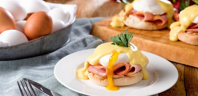 Bánh Mì Kẹp Trứng Chần