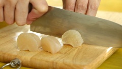300gr gân bò rửa sạch, luộc cùng 20gr gừng cắt lát trong 60 phút. Sau đó đem ngâm nước đá rồi vớt ra, cắt thành khúc vừa ăn.