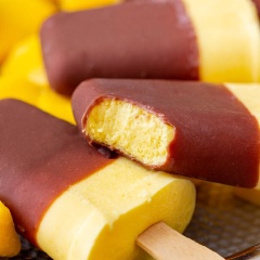 Kem xoài chocolate chua chua, ngọt ngọt rất thích hợp cho những ngày nắng nóng. Chỉ với xoài, sữa chua, chocolate là bạn có thể tự tay làm rồi, vừa ngon lại đảm bảo vệ sinh nữa.