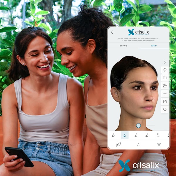 Deux patients assis ensemble et regardant une simulation 3D sur un smartphone à l’aide de l’application Crisalix. 1080px x 1080px.