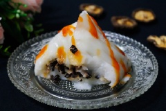Bánh giò ăn nóng cùng tương ớt rất ngon. Món bánh giò thơm ngon với lớp bột được gói bằng lá chuối xanh, nhân thịt và trứng, nấm hòa huyện cùng lớp bột rất hấp dẫn. Tuy là món đặc sản của Hà Nội nhưng nay bánh giò đã trở nên quen thuộc với nhiều người.