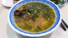 Cho hành lá đã thái nhỏ lên bên trên, trang trí ra tô. Vậy là đã có món bánh canh cá lóc đúng điệu đất Quảng Trị rồi. Hãy lưu lại cách làm bánh canh cá lóc đặc trưng của vùng đất Quảng Trị nhé. Hứa hẹn sẽ là món banh cá lóc đổi vị cho cả nhà cuối tuần đấy.