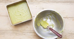 Trút 1/2 hỗn hợp trứng đường vào trộn đều. Hòa tan bột matcha với 1 muỗng canh nước, cho vào hỗn hợp, trộn đều. Lót giấy nến lên khuôn bánh, trút hỗn hợp bột bánh vào khoảng 2cm. Cho vào lò nướng ở 170 độ C trong 35 phút, hoặc cho đến khi bánh chín lấy ra để nguội trên crack.