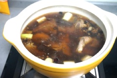 Cách làm sườn om củ cải: Bật lửa lớn và cho nước vào nồi thịt sườn. Dùng vá khuấy đều để gia vị hòa tan trong nồi sườn. Nếm thử xem gia vị đã đều và vừa ăn chưa rồi nêm thêm nếu cần. Sau đó chuyển sang lửa vừa hoặc nhỏ, nấu đến khi nước cạn ngang mặt thịt sườn là được.