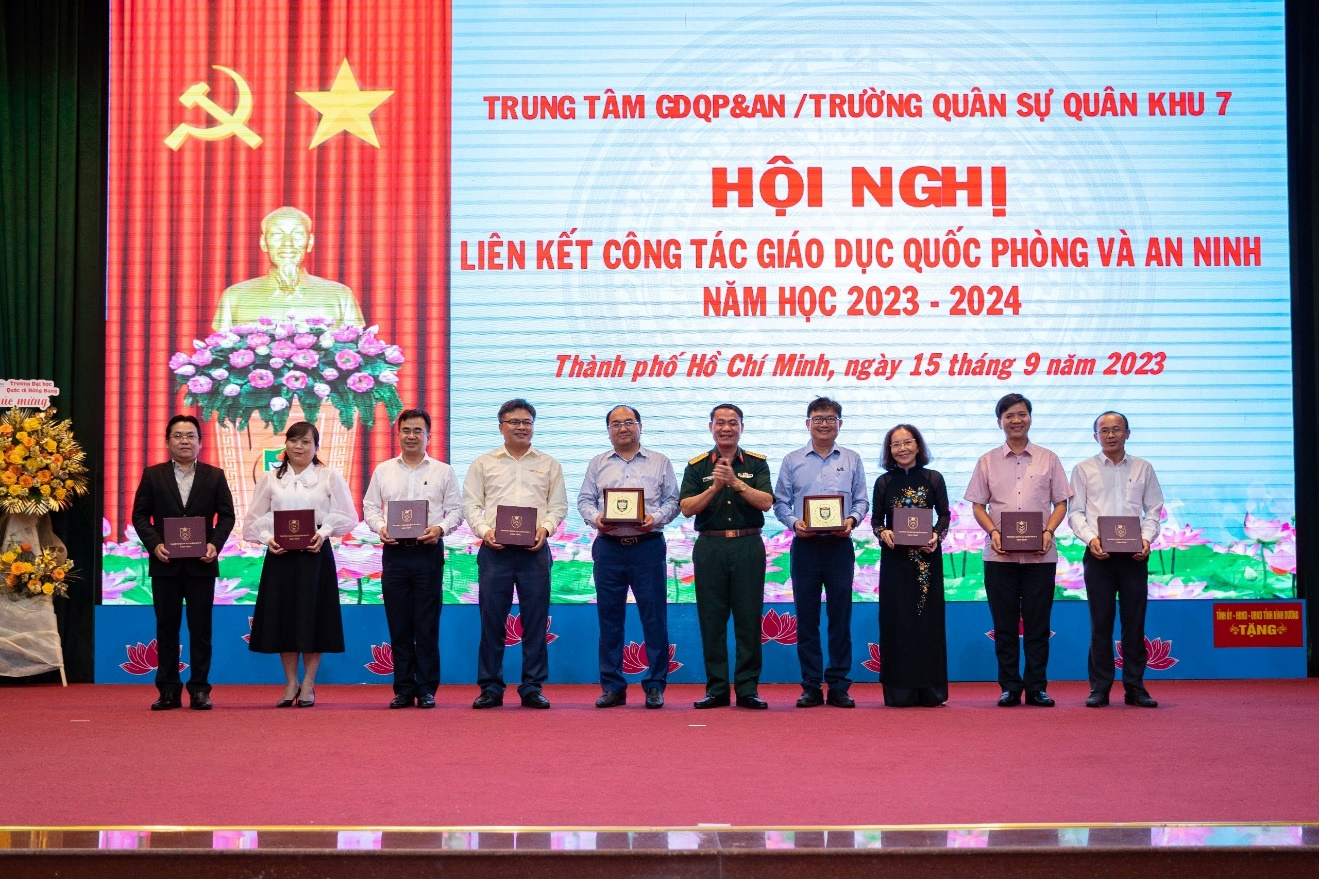 PGS.TS Đặng Thị Phương Phi nhận kỷ niệm chương từ Trường Quân sự Quân khu 7