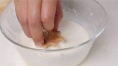 Nhúng bánh vào hỗn hợp ở bước 5, để khô là có thể thưởng thức.