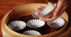 Dùng cọ phết 1 lớp dầu hoặc bơ lên khuôn bánh. Đun nước sôi trong nồi hấp. Múc bột bánh vào khuôn, sau đó cho vào khay hấp trong 20 phút cho đến khi bánh chín. Tắt bếp, để cho bánh trong nồi thêm 5 phút nữa. Lấy bánh ra, dùng nóng.