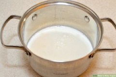 Đun nóng sữa lên 85 độ C cho sữa hơi bắt đầu sủi bọt (không đun sôi). Nên sử dụng nồi đế dày hoặc đun cách thủy để tránh làm cháy sữa. Sau đó, để nguội sữa xuống 43 độ C, dùng khăn lạnh quấn quanh nồi để hạ nhiệt được nhanh hơn. Nếu cho vào tủ lạnh hoặc để nguội ở nhiệt độ phòng, hãy khuấy sữa thường xuyên để tránh bị đóng váng.
