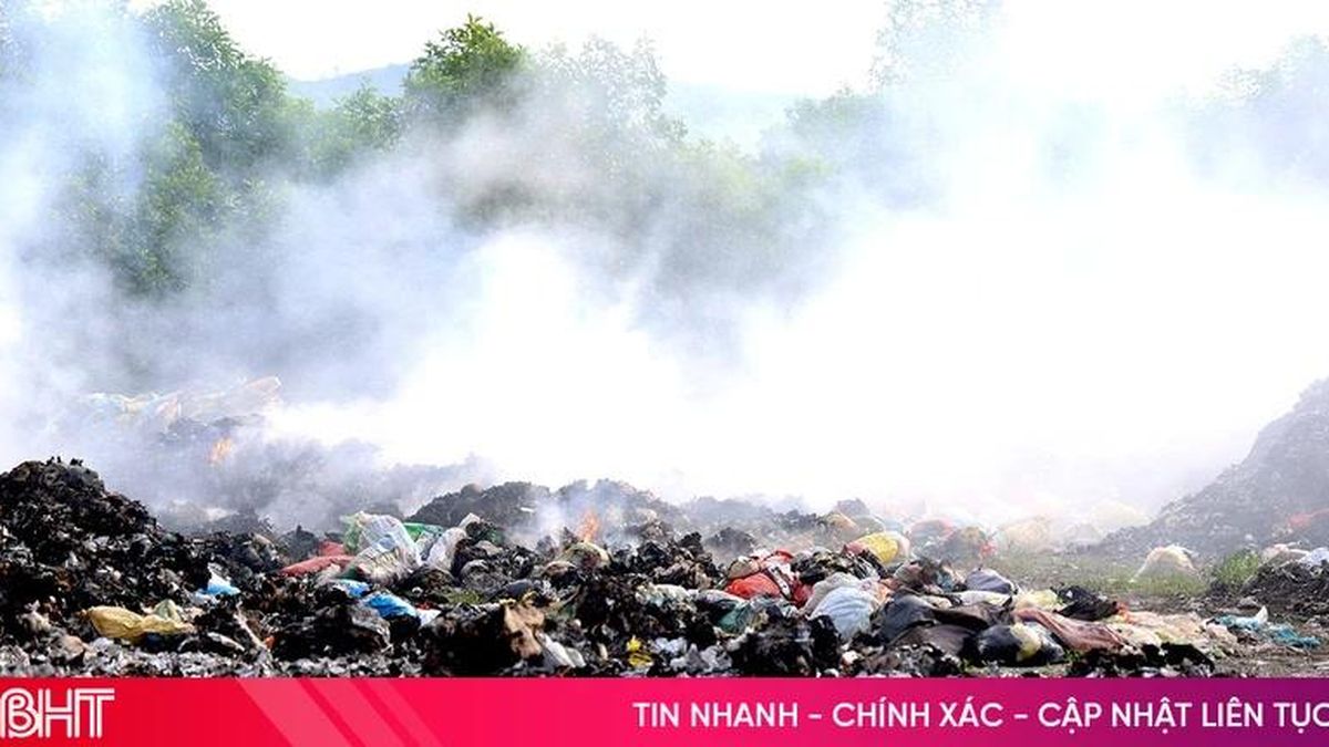 Rác dồn ứ, cháy âm ỉ gây ô nhiễm ở xã Toàn Lưu - Báo Hà Tĩnh
