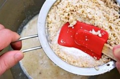 Đun sôi đậu phộng với 1 lít sữa rồi lọc bỏ phần bã đi. Hòa tan bột bắp với 45ml nước lọc rồi đổ vào nồi sữa ở trên và đun sôi trở lại.