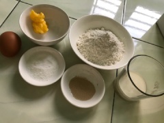 Đập trứng ra 1 cái chén đánh tan, chia làm 2 phần (1 phần trộn chung với bột, phần còn lại dùng để phết mặt bánh). Cho muối, đường vào trộn cùng bột mì, cho men vào trộn đều, khoét 1 lỗ ở giữa đổ sữa tươi, bơ tan chảy, 1 phần trứng vào trộn đều.
