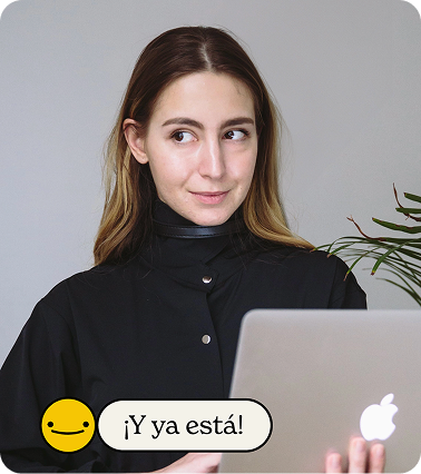 Mujer facturando con laptop