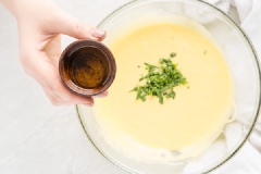 Thiết lập một nồi hấp bằng cách đặt bát thủy tinh lên trên nồi nước (bát to hơn miệng nồi để hơi nước không thoát ra). Cho lòng đỏ trứng và nước chắt từ hỗn hợp trên vào bát thủy tinh, đun trên lửa vừa. Dùng cây đánh trứng để đánh bông trứng và nước chắt. Bơ xắt thành từng miếng nhỏ rồi cho vào trứng và nấu chảy. Tiếp tục khuấy, đánh bông tất cả các thành phần vào với nhau. Sau khoảng 15 phút, tắt bếp, thêm dầu nấm cục truffle và phần ngải thơm còn lại vào sốt và khuấy đều.