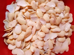 Đậu ngự vo sạch, ngâm nước khoảng 5-7 giờ hoặc ngâm qua đêm cho đậu nở và vỏ đậu mềm. Cho đậu ngự vào nồi, thêm 1/3 muỗng cà phê muối, 1 lít nước rồi ninh nhỏ lửa đến khi thấy hạt đậu chín mềm. (không ninh lâu vì hạt đậu sẽ bị vỡ không đẹp, thời gian ninh khoảng 10-15 phút).