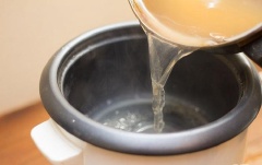 Nấu cơm, bạn sử dụng phần nước dùng để luộc đậu và tôm để nấu cơm thì cơm sẽ thơm ngon hơn. Nấu cơm như bình thường trong nồi cơm điện nhà bạn, một lượng vừa ăn. Trước khi cơm chín còn khoảng 5 hoặc 6 phút thì cho tôm và đậu vào nấu cùng cơm.