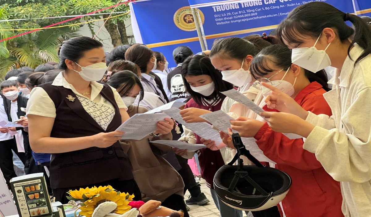 Trường Đại học Tây Bắc tham gia Ngày hội việc làm và tư vấn hướng nghiệp năm 2022 tại huyện Mộc Châu