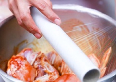Cánh gà mua về làm thật sạch và rửa lại với muối, giấm để khử mùi hôi và rửa lại với nước sạch, để ráo. Cho cánh gà vào tô rồi thêm 1 muỗng mật ong, 1 muỗng dầu ăn, 1 muỗng dầu hào, nước tương, nước mắn, hành tỏi băm, tiêu và 1 muỗng kem whipping. Trộn thật đều và ướp gà 1 tiếng hoặc qua đêm để thấm gia vị hoàn toàn.