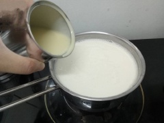 1 lít sữa tươi không đường cho vào nồi nấu ở lửa vừa đến khi có khói bóc nhẹ thì đổ 190g sữa đặc vào, vừa chế vừa khuấy đến khi hỗn hợp hòa quyện vào nhau thì tắt bếp, để sữa nguội bớt. Sau khi đã thấy sữa nguội thì cho 200g sầu riêng đã xay nhuyễn vào khuấy đều tay cho sầu riêng hòa đều với hỗn hợp sữa là được.