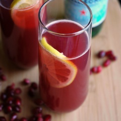 Đặt vào 2 ly mỗi 1-2 lát chanh vừa cắt, rớt nước cocktail ra ly và dùng ngay. Nhưng không nên uống nhiều vì sẽ dễ say rượu đấy nhé!