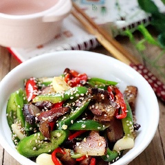 Chỉ cần bó xíu thời gian xuống bếp là món thịt xông khói xào ớt sừng đơn giản đã dễ dàng hoàn tất và sẵn sàng trình lành rồi nhé! Vị cay béo đặc trưng của món xào hứa hẹn mang đến bữa cơm ấm cúng và hấp dẫn đấy!