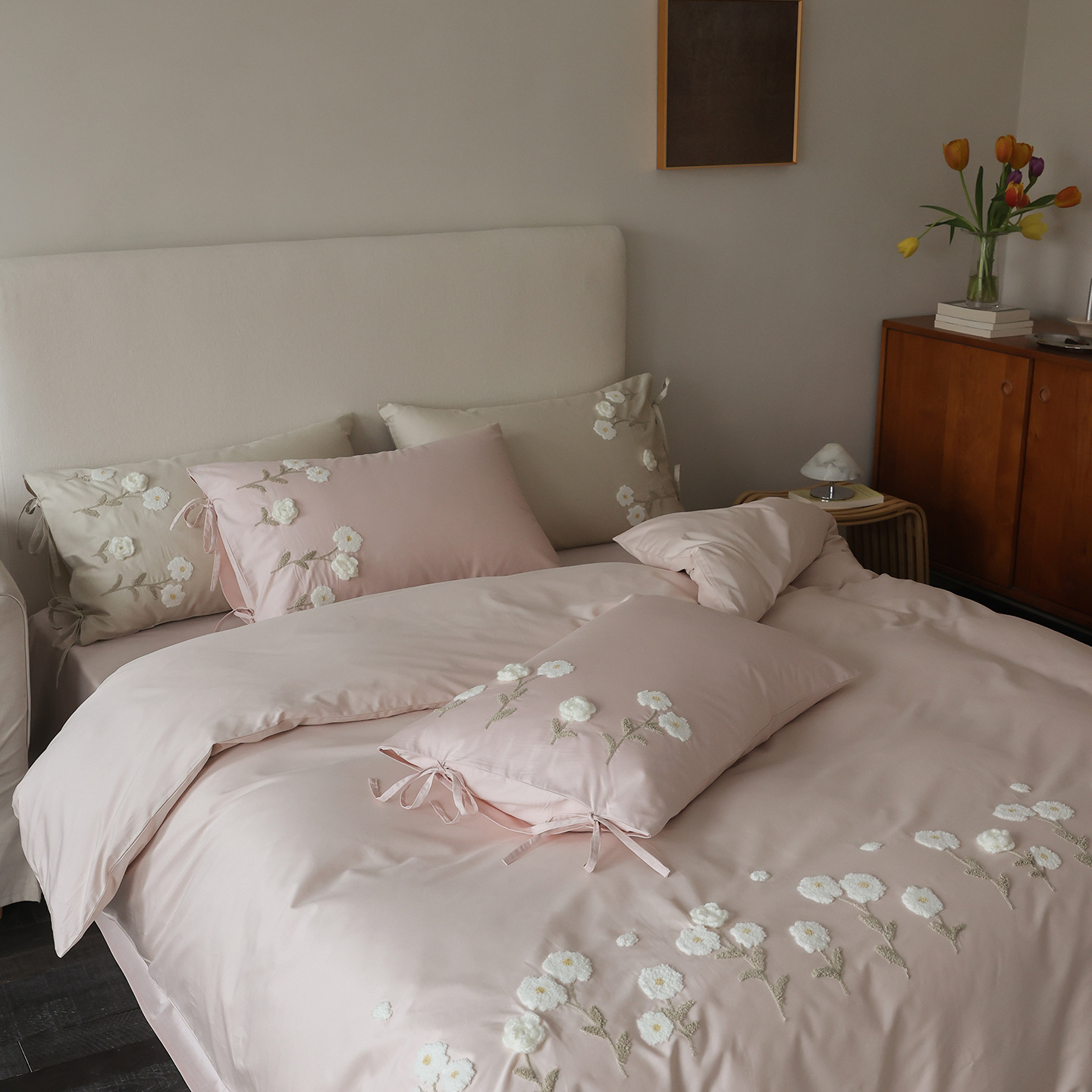Long-staple cotton bed linen with floral pattern