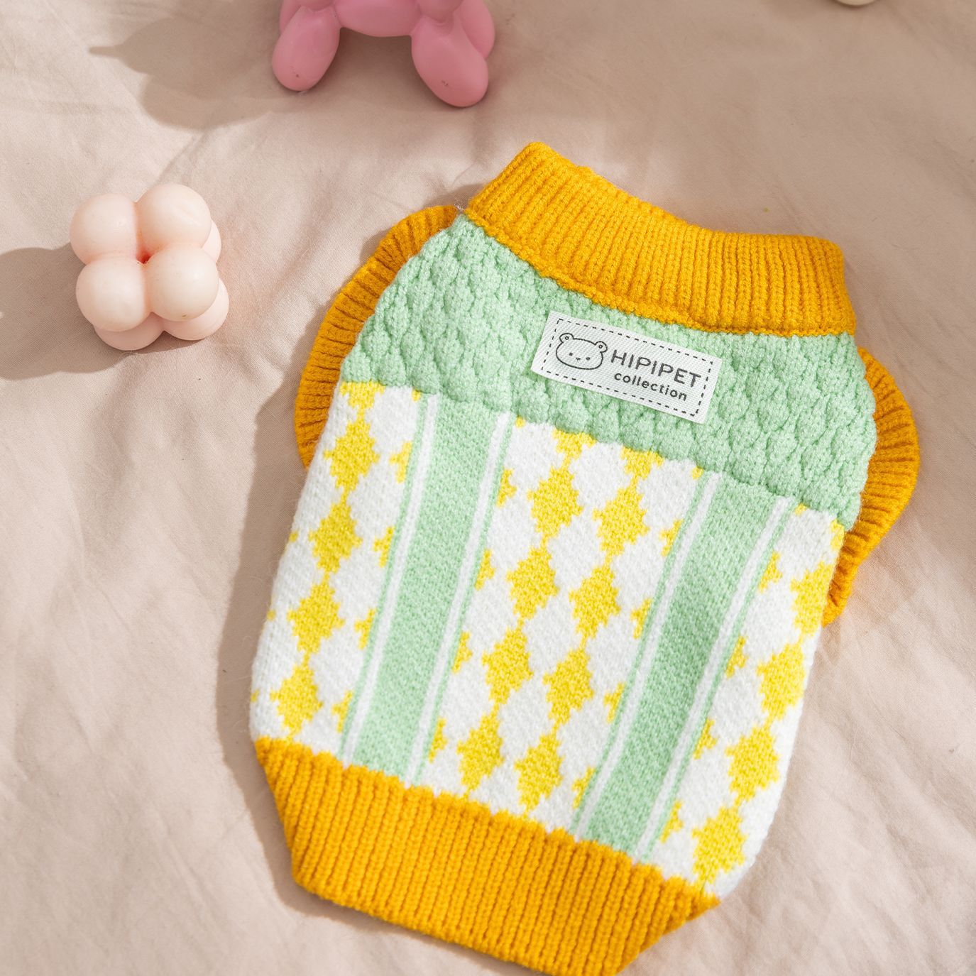 Knitted sweater for dogs and cats, pineapple pattern
