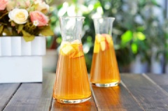 Rót trà trái cây ra ly, thêm đá viên vào nếu muốn dùng lạnh nhé! Ngon ơi là ngon.