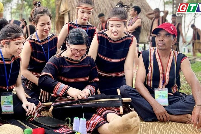 Toàn cảnh Gia Lai 24h: Sắc màu hội tụ, Gia Lai sôi động Ngày hội văn hóa các dân tộc - Báo Gia Lai