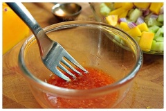 Gừng cạo vỏ, rửa sạch rồi giã nhỏ. Cho gừng vào chén, thêm 3 muỗng canh tương ớt ngọt. Trộn đều.