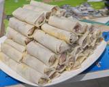 Để 15p cho gia vị ngấm, lấy bánh pía cuốn đều tay
