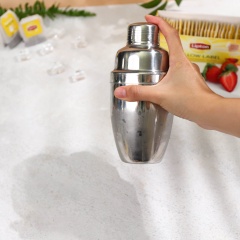 Cho 50ml mứt dâu vào bình lắc, rót thêm 150ml nước trà Lipton, rồi cho đá viên vào lắc đều lên.
