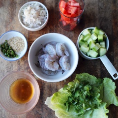 Lột vỏ tôm, cắt bỏ đầu, dùng dao chẻ lưng tôm bỏ chỉ đen, rửa tôm thật sạch và để ráo. Rửa sạch dưa leo, cà chua rồi cắt thành miếng hình vuông. Lột vỏ hành tím, xắt sợi nhỏ. Rửa xà lách và ngò rí, để ráo nước. Xắt nhỏ ớt.