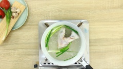 Đun sôi 1 lít nước, cho vào nồi đầu cá diêu hồng khoảng 200gr, 20gr hành lá và 1 muỗng canh muối. Luộc chín cá trong khoảng 10 phút.