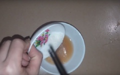 Hòa tan 2 muỗng canh nước mắm, 1 muỗng canh nước cốt chanh, 1 muỗng canh đường trắng trong chén, khuấy đều.