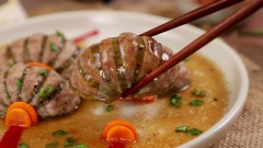 Trang trí cà tím hấp cùng cà rốt và ớt cắt sợi để cho những chiếc lồng đèn xinh xắn. Thành phẩm có phần cà tím chín mềm, quyện cùng phần thịt ngòn ngọt và nước xốt dầu hào thơm phức rất đưa cơm.