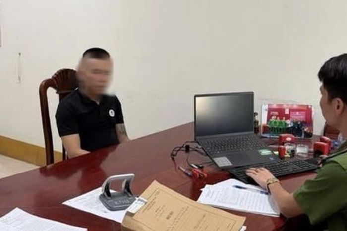 Triệu tập người đánh tài xế xe tải trong trường mầm non gây xôn xao dư luận - Báo Người Lao Động