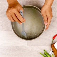 Quét dầu ăn quanh khuôn nhầm chống dính. Trộn đều 500g bột gạo, 40g bột năng, 360g nước ấm, 15g dầu ăn, sau đó cho vào khuôn hấp với lửa nhỏ trong vòng 30 phút. Ta có thể dùng tăm cắm vào bột để kiểm tra bánh chín hay chưa, nếu bột không dính tăm thì bánh đã chín. Sau khi chín, để trong tủ đông 45 phút hoặc tủ mát qua đêm để bột đủ thời gian để đông lại