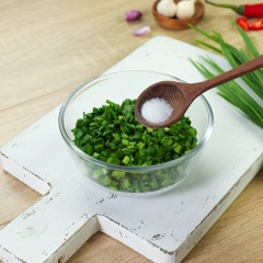 Làm mỡ hẹ: Trộn hẹ tăm cắt nhỏ với 1 ít muối. Thắng mỡ heo, để nguội bớt rồi đổ mỡ vào chén hẹ tăm, trộn đều cho hẹ vừa chín.