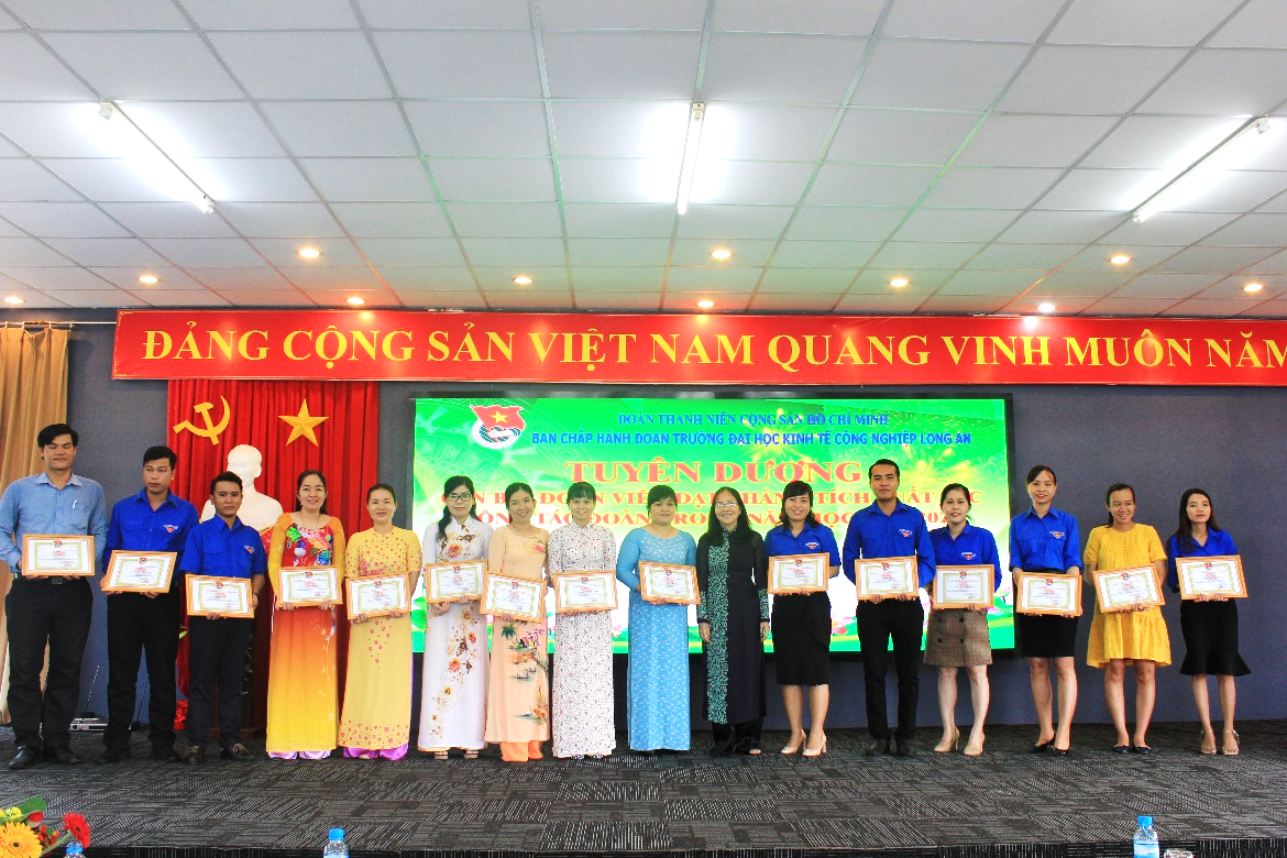 Khen thưởng Cán bộ đoàn DLA đạt thành tích xuất sắc công tác Đoànnăm học 2019-2020