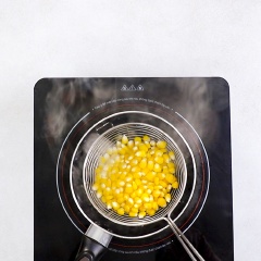 Sơ chế: Đem 1 củ cà rốt, 1 trái dưa leo, 30 gram đậu que, 2 quả cà chua cắt hạt lựu, 1 trái bắp Mỹ tách hạt, 30 gram bắp cải trắng và bắp cải tím bào sợi. Sau đó, luộc bắp, đậu que và cà rốt khoảng 2 - 3 phút. 4 trái chanh dây vắt lấy nước, bỏ hạt.