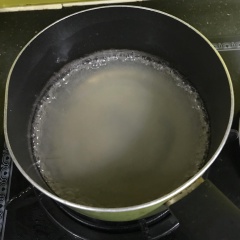 Sau đó vớt sả ra, đổ bột agar vào nồi, khuấy đều và đun sôi. Sau đó đổ rau câu vào khuôn. Để rau câu nguội và đông hẳn.