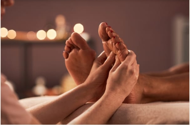 Terapi Reflexology titik refleksi kaki - pijat panggilan Bali Mosa Massage