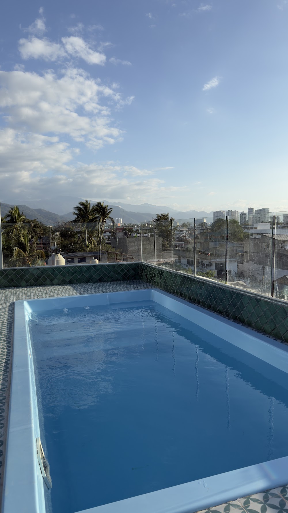Alberca infinita en la azotea de Villa Sol