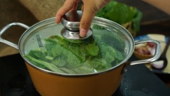 Nêm nếm gia vị nồi trứng cút lộn với 1 muỗng canh hạt nêm. Khuấy đều lên rồi cho bầu vào, đậy nắp lại um trứng cút lộn và bầu khoảng 3 phút. Thêm rau mồng tơi vào sau cùng kèm 1 muỗng canh dầu ăn để giúp giữ được màu sắc của rau. Đậy nắp và tiếp tục um thêm 2 phút nữa là món ăn đã sẵn sàng dọn ra thưởng thức rồi.