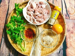 Thịt gà sau khi bạn đã lọc bỏ hết xương thì đem thái miếng vuông vừa nhỏ (có thể để cả da hoặc loại bỏ da tùy theo ý thích). Nếu không có thịt đùi gà bạn có thể thay bằng thịt ức gà, nhưng sẽ không ngon bằng thịt đùi gà.