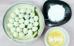 Cho 10 trứng vào nồi luộc chín rồi bóc bỏ vỏ. Còn lại cho vào chén đánh tan đều.